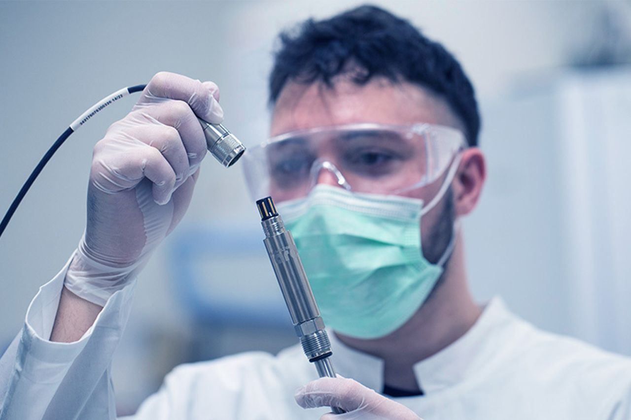 Scientist using a Hamilton sensor