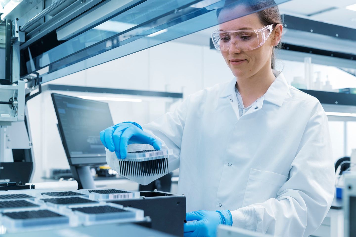 Lab tech handling samples in an automation lab