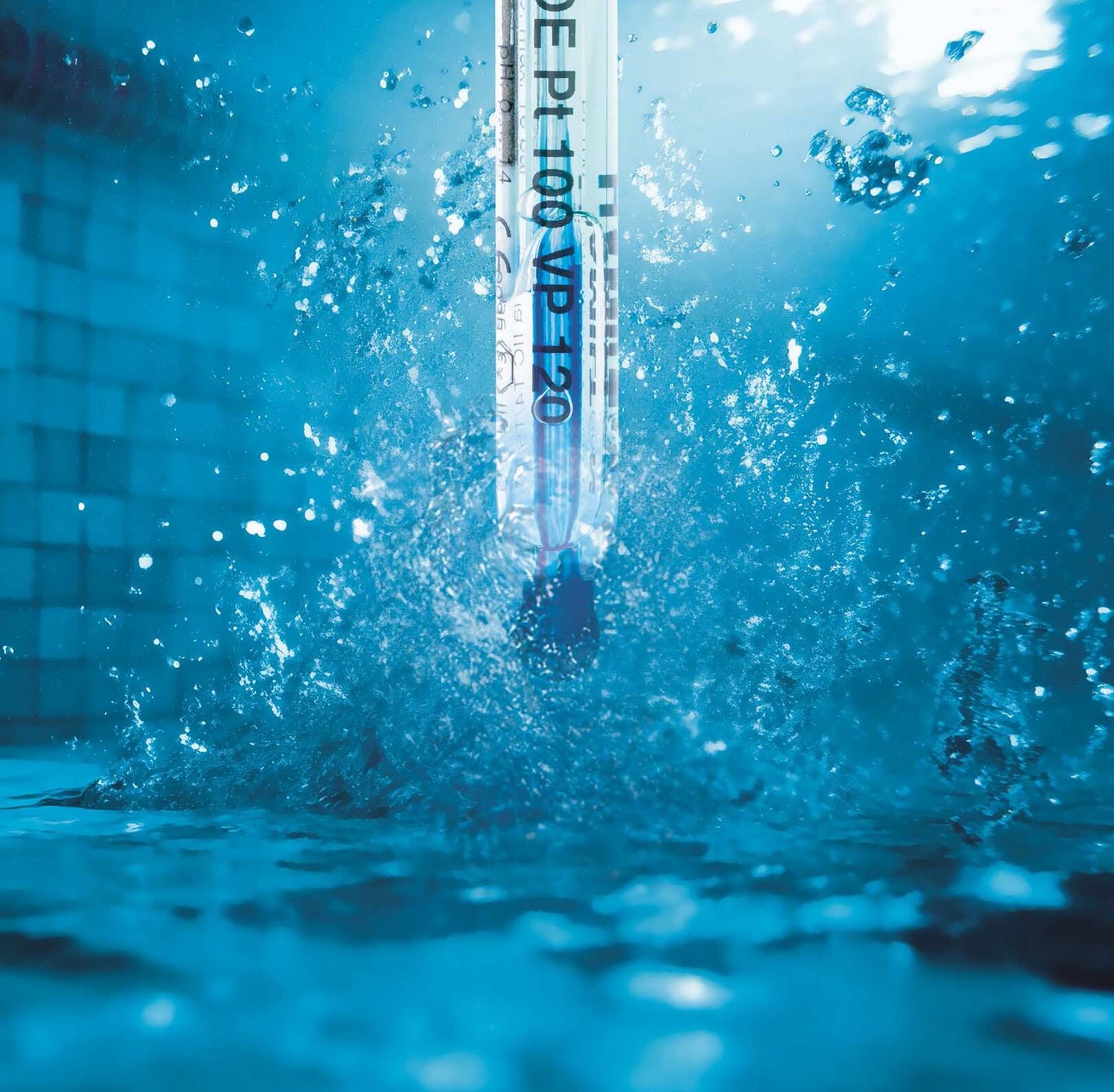 Pt 100 VP 120 electrode probe being submerged into splashing blue water