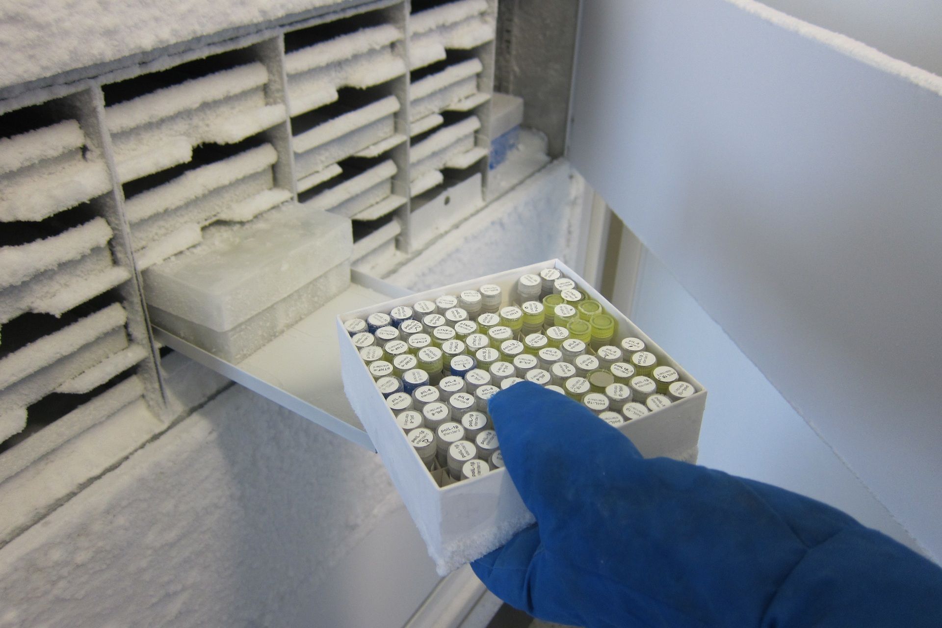Manual laboratory freezer
