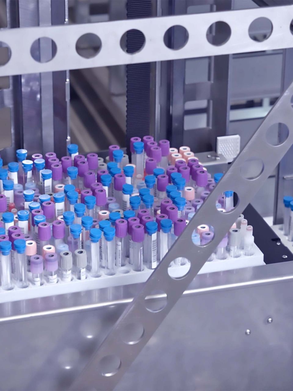 Hamilton Verso Dx offers high throughput in a compact footprint.
